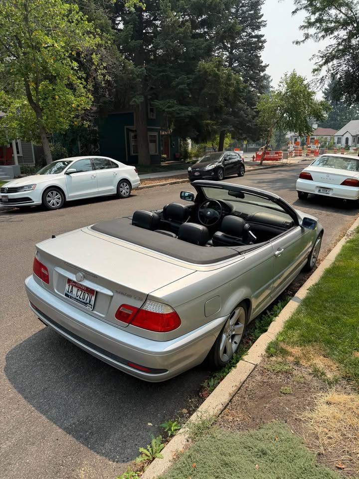Convertible body: Clean rear-quarter finish
