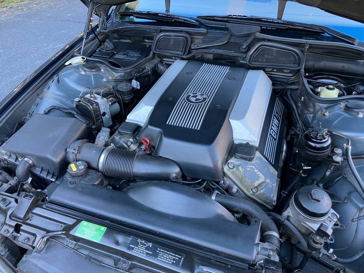Engine bay: tidy with peeling valve-cover finish